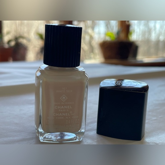 Chanel LE VERNIS nail polish 167 - WHITE SILK - Picture 3 of 9